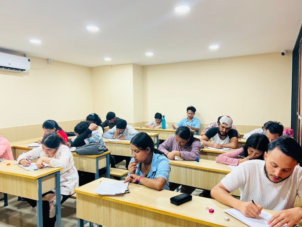 現地学校での筆記試験の様子